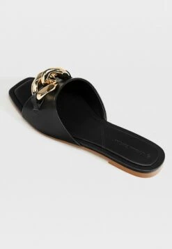 Stradivarius FLAT WITH LINK DETAIL - Pantolette Flach - Black -Stradivarius Deutschland Verkaufs-Shop 01d8c08a95b64657a017f23825b5f8ce