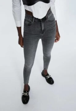 Stradivarius MIT SEHR HOHEM BUND - Jeans Skinny Fit - Light Grey