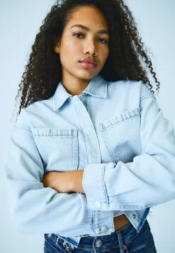 Stradivarius Jeansjacke - Light Blue Denim 10 Stradivarius Jeansjacke - Light Blue Denim -Stradivarius Deutschland Verkaufs-Shop 032032dc640a458a862a0dc173a23a3c