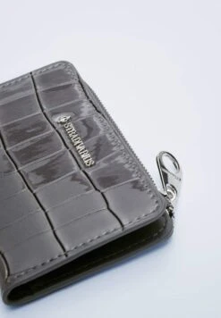 Stradivarius KARTENTASCHE MIT KROKOPRÄGUNG - Geldbörse - Dark Grey 9 Stradivarius KARTENTASCHE MIT KROKOPRÄGUNG - Geldbörse - Dark Grey -Stradivarius Deutschland Verkaufs-Shop 04430423186c44c38e81afdce507b92c