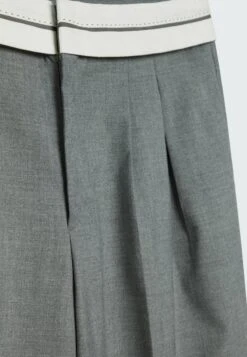 Stradivarius MIT UMGESCHLAGENEM BUND - Stoffhose - Grey 11 Stradivarius MIT UMGESCHLAGENEM BUND - Stoffhose - Grey -Stradivarius Deutschland Verkaufs-Shop 04fb060f047542a7b9b2f044cf87d5cc