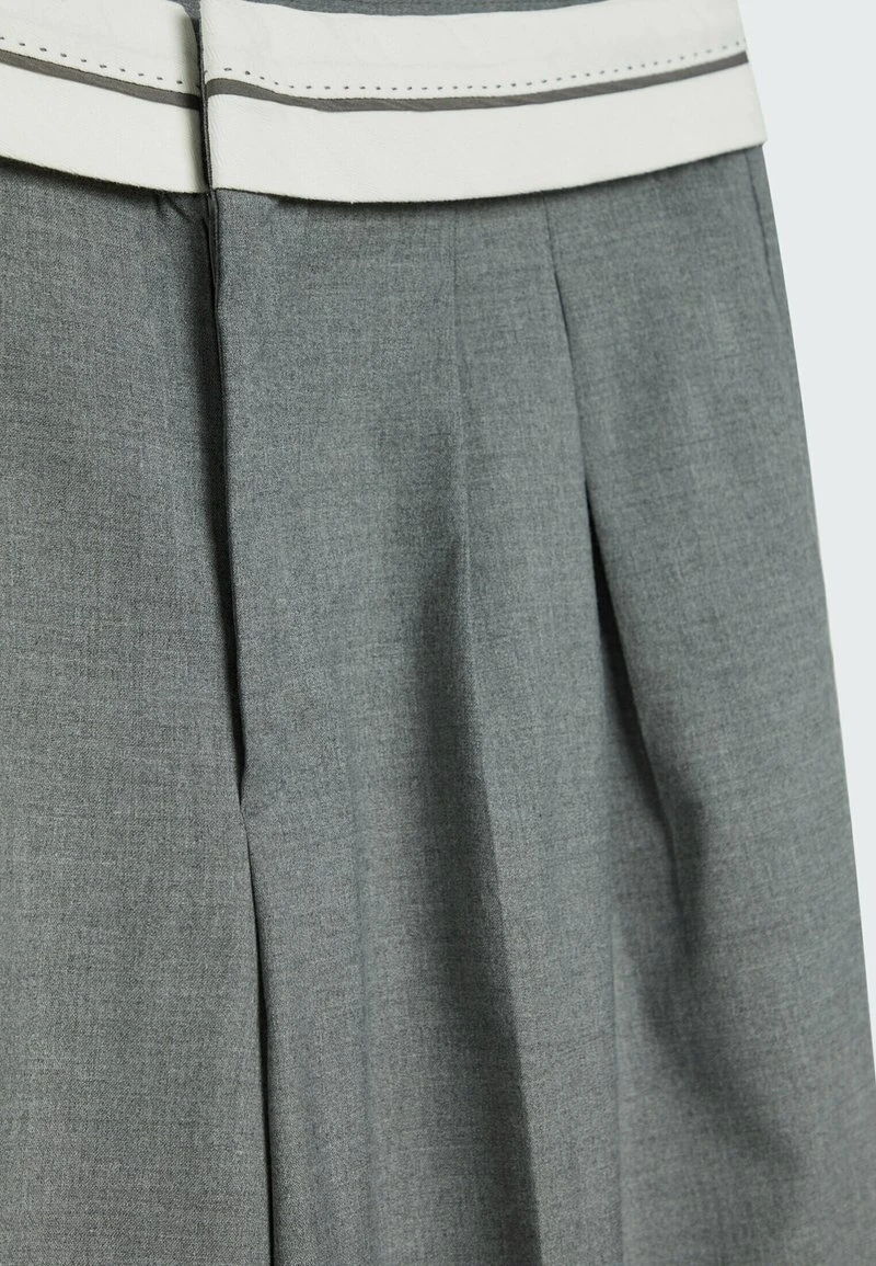Stradivarius MIT UMGESCHLAGENEM BUND - Stoffhose - Grey 6 Stradivarius MIT UMGESCHLAGENEM BUND - Stoffhose - Grey – Bild 6