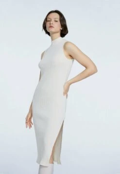 Stradivarius MIT GERIPPTEM STEHKRAGEN 02357521 - Strickkleid - Beige