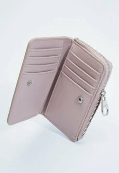 Stradivarius KARTENTASCHE MIT KROKOPRÄGUNG - Geldbörse - Light Pink 8 Stradivarius KARTENTASCHE MIT KROKOPRÄGUNG - Geldbörse - Light Pink -Stradivarius Deutschland Verkaufs-Shop 06e4511acbe2408a91787d529fe73a63