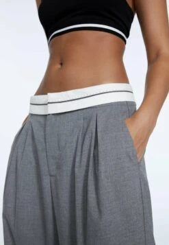 Stradivarius MIT UMGESCHLAGENEM BUND - Stoffhose - Grey 9 Stradivarius MIT UMGESCHLAGENEM BUND - Stoffhose - Grey -Stradivarius Deutschland Verkaufs-Shop 07c26dbd725b4c8e9245460b8b70d4de