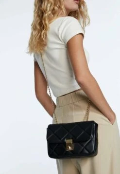 Stradivarius GESTEPPTE - Umhängetasche - Black