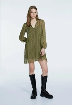 Stradivarius MIT TUPFENPRINT 06306706 - Freizeitkleid - Khaki