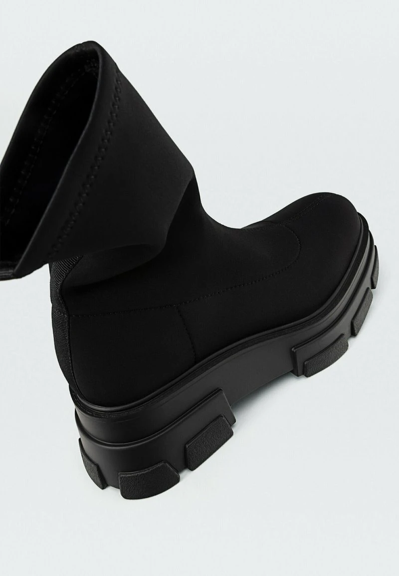 Stradivarius MIT PROFILSOHLE - Plateaustiefelette - Black 4 Stradivarius MIT PROFILSOHLE - Plateaustiefelette - Black – Bild 4