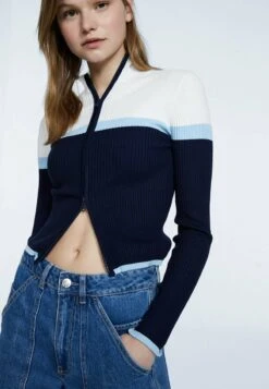 Stradivarius Strickjacke - Light Blue 9 Stradivarius Strickjacke - Light Blue -Stradivarius Deutschland Verkaufs-Shop 1a17ff52427547c6bb37e69d70c5344b