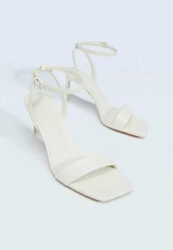 Stradivarius MIT GESTEPPTEN RIEMCHEN - Brautschuh - Offwhite 10 Stradivarius MIT GESTEPPTEN RIEMCHEN - Brautschuh - Offwhite -Stradivarius Deutschland Verkaufs-Shop 1a1c953fd3104a4b8531c2c23c617069