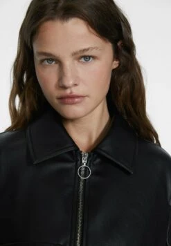 Stradivarius WITH FRONT POCKETS - Kunstlederjacke - Black 9 Stradivarius WITH FRONT POCKETS - Kunstlederjacke - Black -Stradivarius Deutschland Verkaufs-Shop 1b783897ea42484c8c72d05c7b288c42