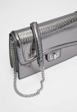 Stradivarius MOCK CROC WITH CHAIN - Umhängetasche - Grey -Stradivarius Deutschland Verkaufs-Shop 1db28b2f5aa64e3896f00e09d7d76eff