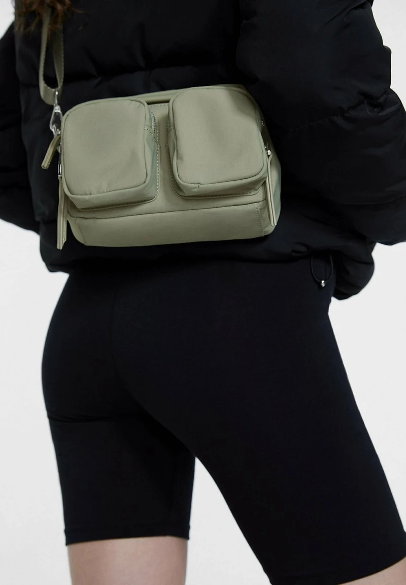 Stradivarius REPORTER WITH POCKETS - Umhängetasche - Khaki 2 Stradivarius REPORTER WITH POCKETS - Umhängetasche - Khaki – Bild 2