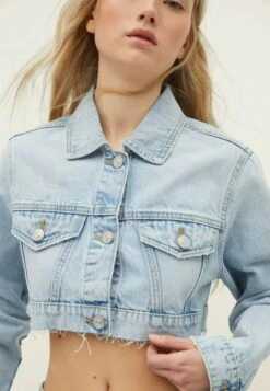 Stradivarius SUPER CROPPED - Jeansjacke - Light Blue Denim -Stradivarius Deutschland Verkaufs-Shop 1fd785af92bf4bb9a42e51d91fdec42b