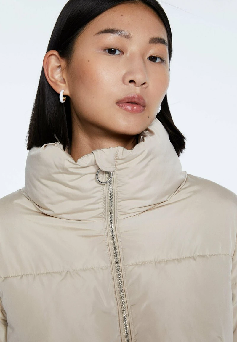 Stradivarius MIT STEHKRAGEN - Winterjacke - Beige 4 Stradivarius MIT STEHKRAGEN - Winterjacke - Beige – Bild 4