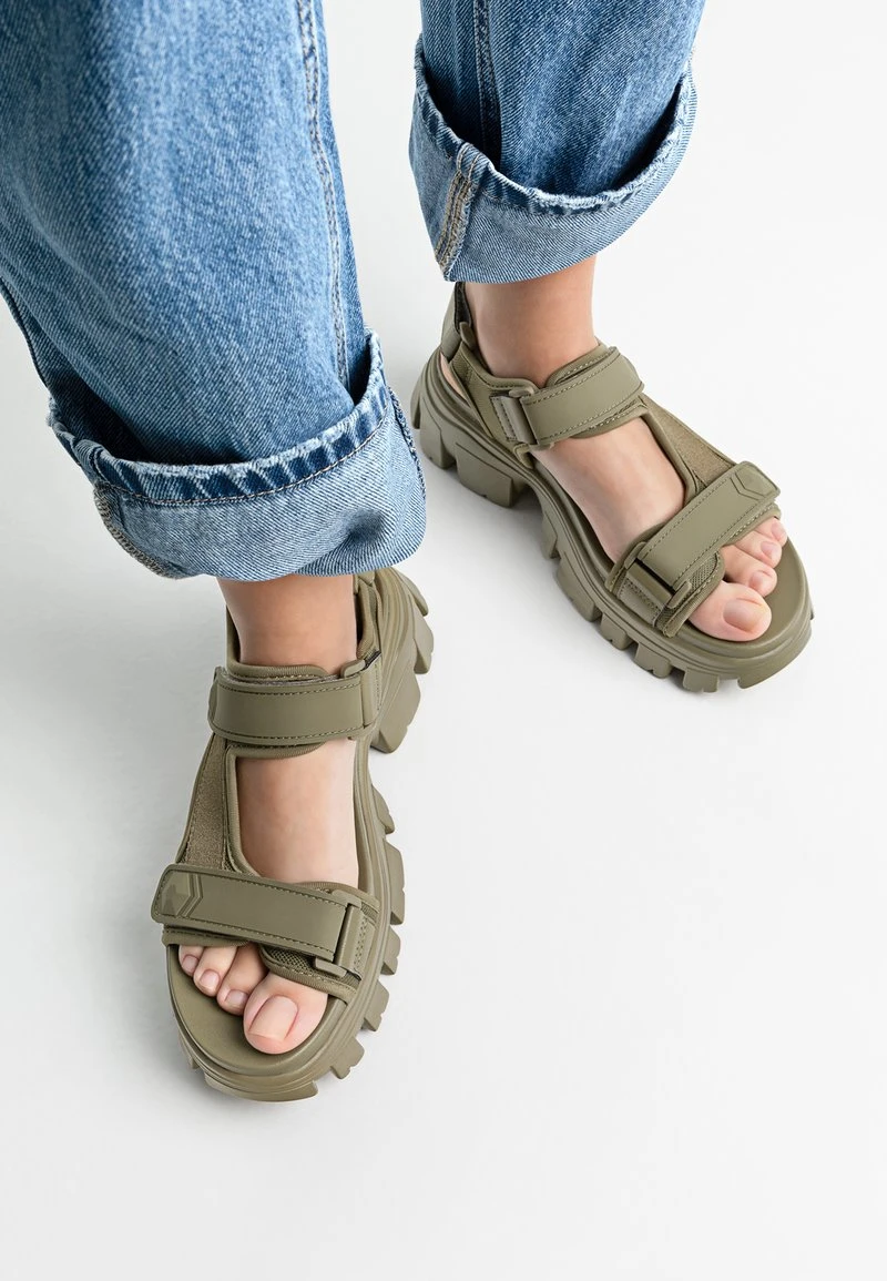 Stradivarius FLAT SPORTY - Plateausandalette - Green 1 Stradivarius FLAT SPORTY - Plateausandalette - Green