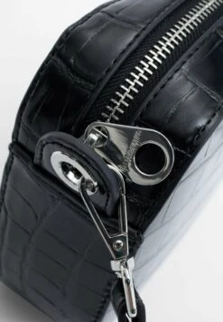 Stradivarius MOCK CROC REPORTER - Umhängetasche - Black 10 Stradivarius MOCK CROC REPORTER - Umhängetasche - Black -Stradivarius Deutschland Verkaufs-Shop 2dc5be8ef8fc475bb2a92a2d3df4ea0b