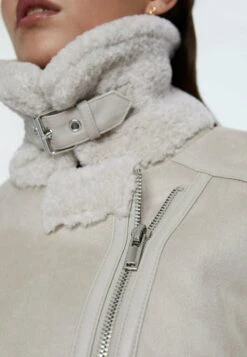 Stradivarius Kunstlederjacke - Off White 9 Stradivarius Kunstlederjacke - Off White -Stradivarius Deutschland Verkaufs-Shop 31158f19068a43f78fa28e6e0aa1ad2c