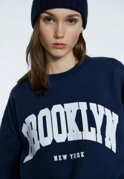 Stradivarius MIT MOTIV - Sweatshirt - Dark Blue 9 Stradivarius MIT MOTIV - Sweatshirt - Dark Blue -Stradivarius Deutschland Verkaufs-Shop 32318e1ead5d46a7bd930758344d0bcb