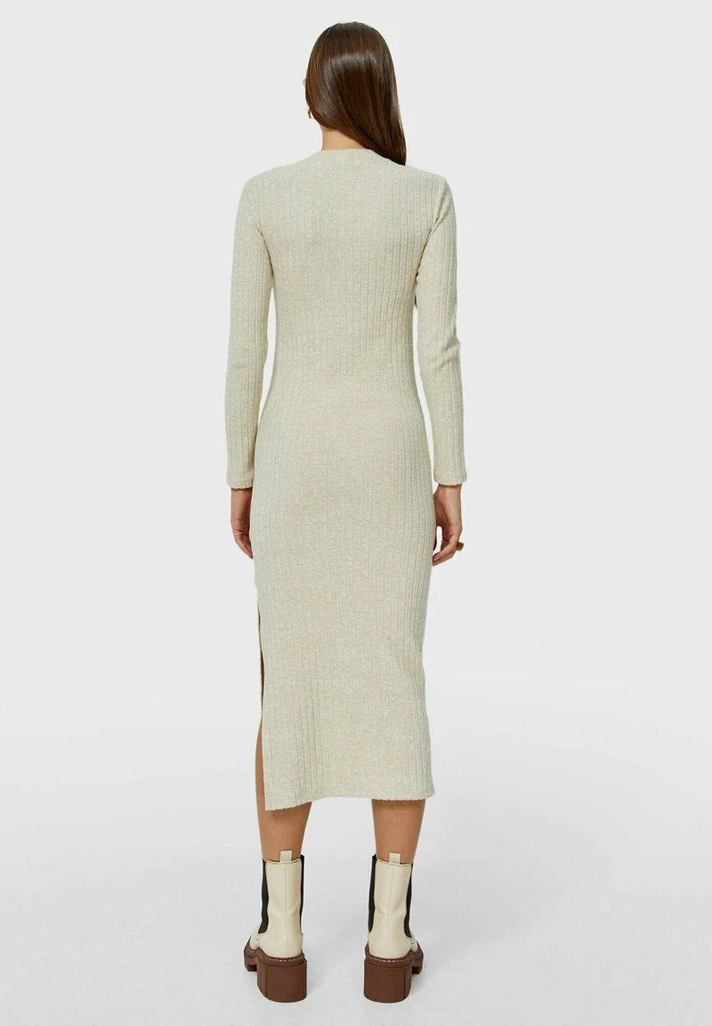 Stradivarius WEICHES - Strickkleid - Beige 2 Stradivarius WEICHES - Strickkleid - Beige – Bild 2