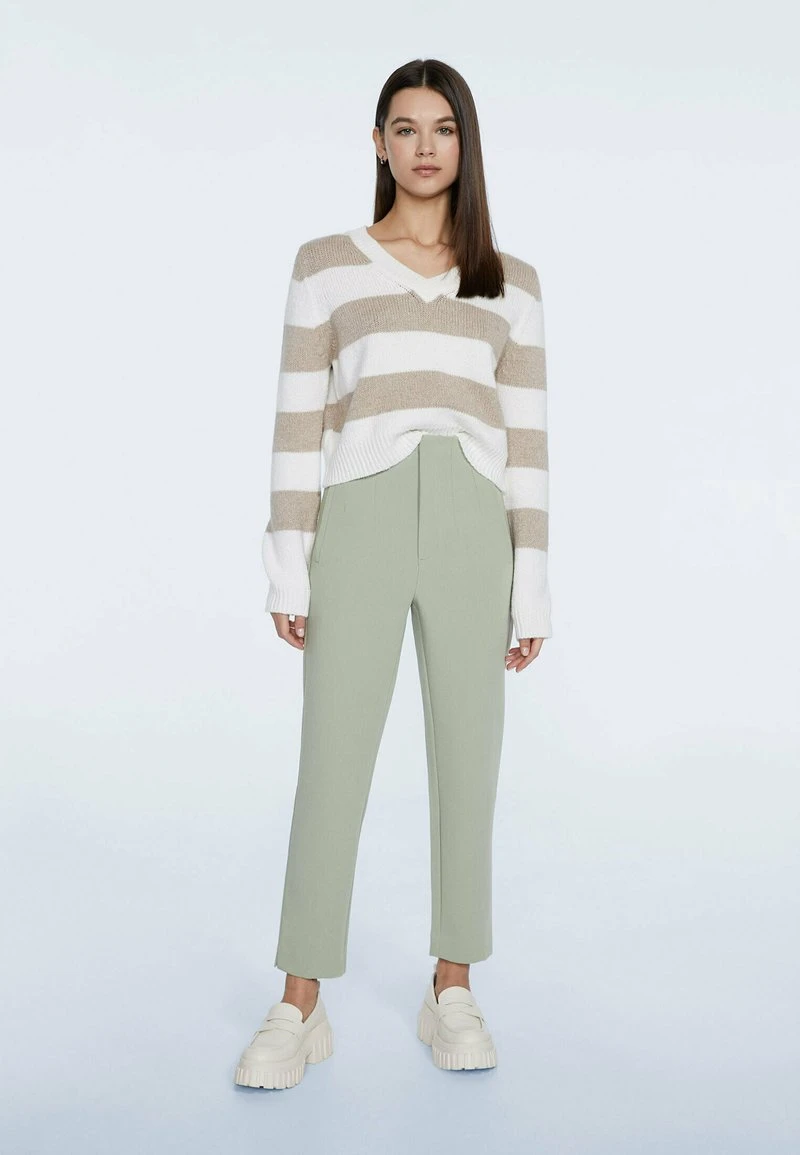 Stradivarius ELEGANTE BUNDFALTEN - Stoffhose - Khaki 2 Stradivarius ELEGANTE BUNDFALTEN - Stoffhose - Khaki – Bild 2