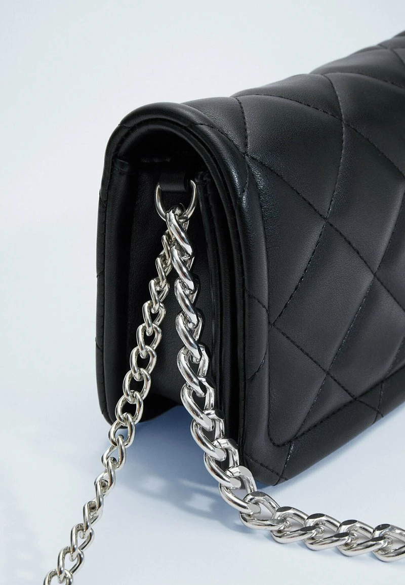 Stradivarius MIT DOPPELTER TRAGEKETTE - Umhängetasche - Black 5 Stradivarius MIT DOPPELTER TRAGEKETTE - Umhängetasche - Black – Bild 5