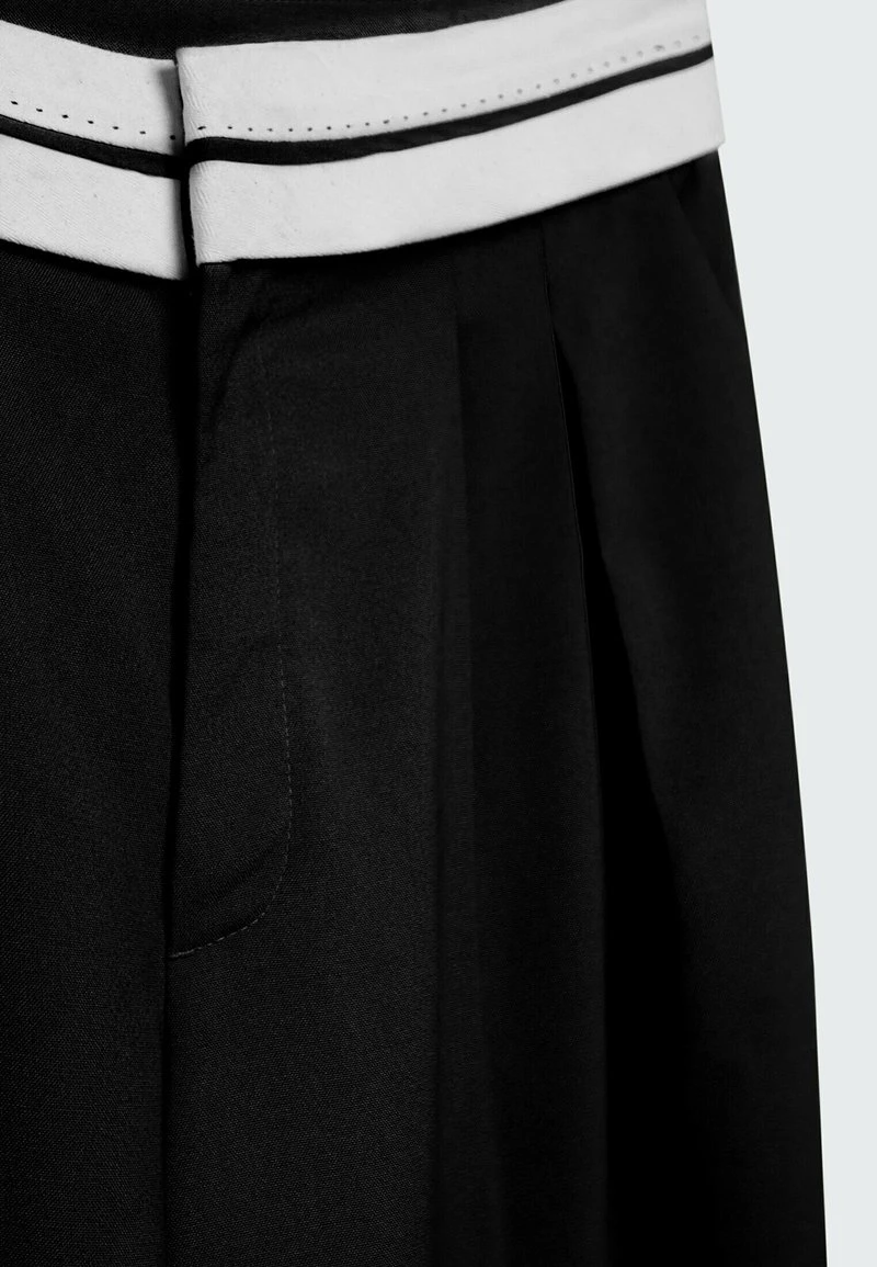 Stradivarius MIT UMGESCHLAGENEM BUND - Stoffhose - Black 6 Stradivarius MIT UMGESCHLAGENEM BUND - Stoffhose - Black – Bild 6