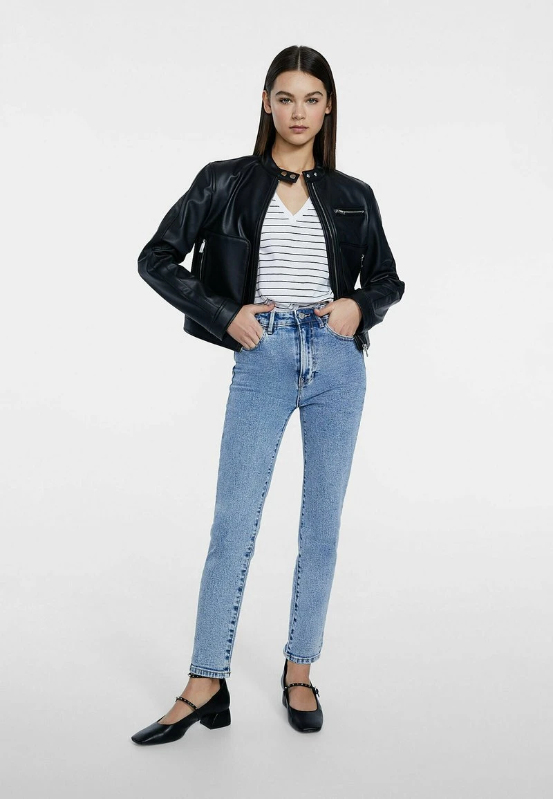 Stradivarius BASIC STRIPED V-NECK - T-Shirt Print - White 2 Stradivarius BASIC STRIPED V-NECK - T-Shirt Print - White – Bild 2