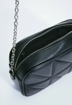 Stradivarius GESTEPPTE MIT KETTE - Umhängetasche - Black 9 Stradivarius GESTEPPTE MIT KETTE - Umhängetasche - Black -Stradivarius Deutschland Verkaufs-Shop 3b363deb4ba849f5bf36ade56d80b784