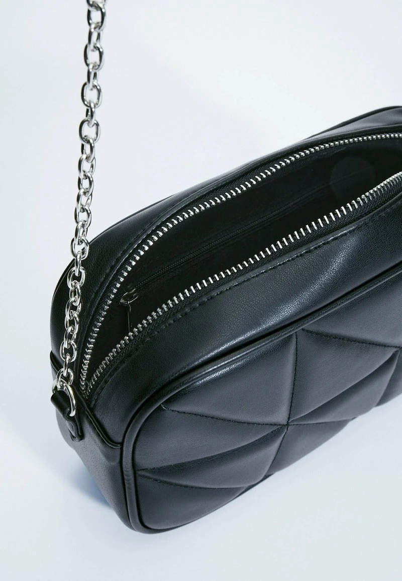 Stradivarius GESTEPPTE MIT KETTE - Umhängetasche - Black 4 Stradivarius GESTEPPTE MIT KETTE - Umhängetasche - Black – Bild 4