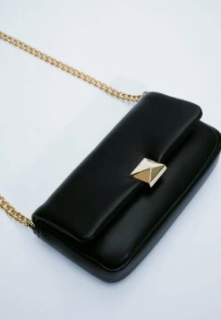 Stradivarius MIT MITTIGER NIETE - Umhängetasche - Black 10 Stradivarius MIT MITTIGER NIETE - Umhängetasche - Black -Stradivarius Deutschland Verkaufs-Shop 3c0e7066328f4a038b51c4ee822fc27d