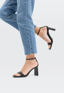 Stradivarius MIT GESTEPPTEN RIEMCHEN - Brautschuh - Black