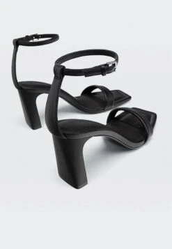 Stradivarius MIT GESTEPPTEN RIEMCHEN - Brautschuh - Black 10 Stradivarius MIT GESTEPPTEN RIEMCHEN - Brautschuh - Black -Stradivarius Deutschland Verkaufs-Shop 3e427d6a9534453e8490b54ec2901038