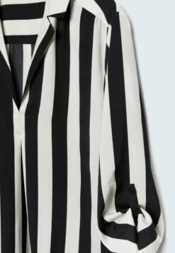 Stradivarius MIT REVERSKRAGEN - Bluse - Beige 11 Stradivarius MIT REVERSKRAGEN - Bluse - Beige -Stradivarius Deutschland Verkaufs-Shop 405c1b010a824095be754041fcdaa02f