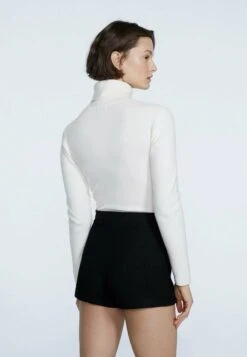 Stradivarius MIT GOLDFARBENEN KNÖPFEN - Shorts - Black 8 Stradivarius MIT GOLDFARBENEN KNÖPFEN - Shorts - Black -Stradivarius Deutschland Verkaufs-Shop 42783325a3b74a9c94417e623542cdbb