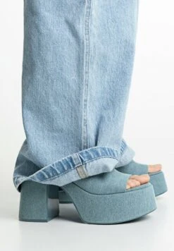 Stradivarius HIGH-HEEL PLATFORM - Pantolette Hoch - Neon Blue