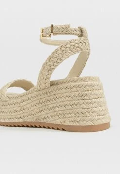 Stradivarius WITH BUCKLES - Keilsandalette - Nude -Stradivarius Deutschland Verkaufs-Shop 44e2e65c5634462d9629679ce8a74208