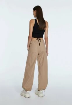 Stradivarius PARACHUTE POPELIN - Jogginghose - Stone 8 Stradivarius PARACHUTE POPELIN - Jogginghose - Stone -Stradivarius Deutschland Verkaufs-Shop 464a74f8feb14381a3702e76ca044bf5