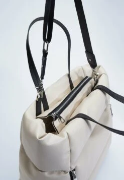 Stradivarius GESTEPPTE - Handtasche - Off White -Stradivarius Deutschland Verkaufs-Shop 4b51f7c1d78844d9b55037686ada669e