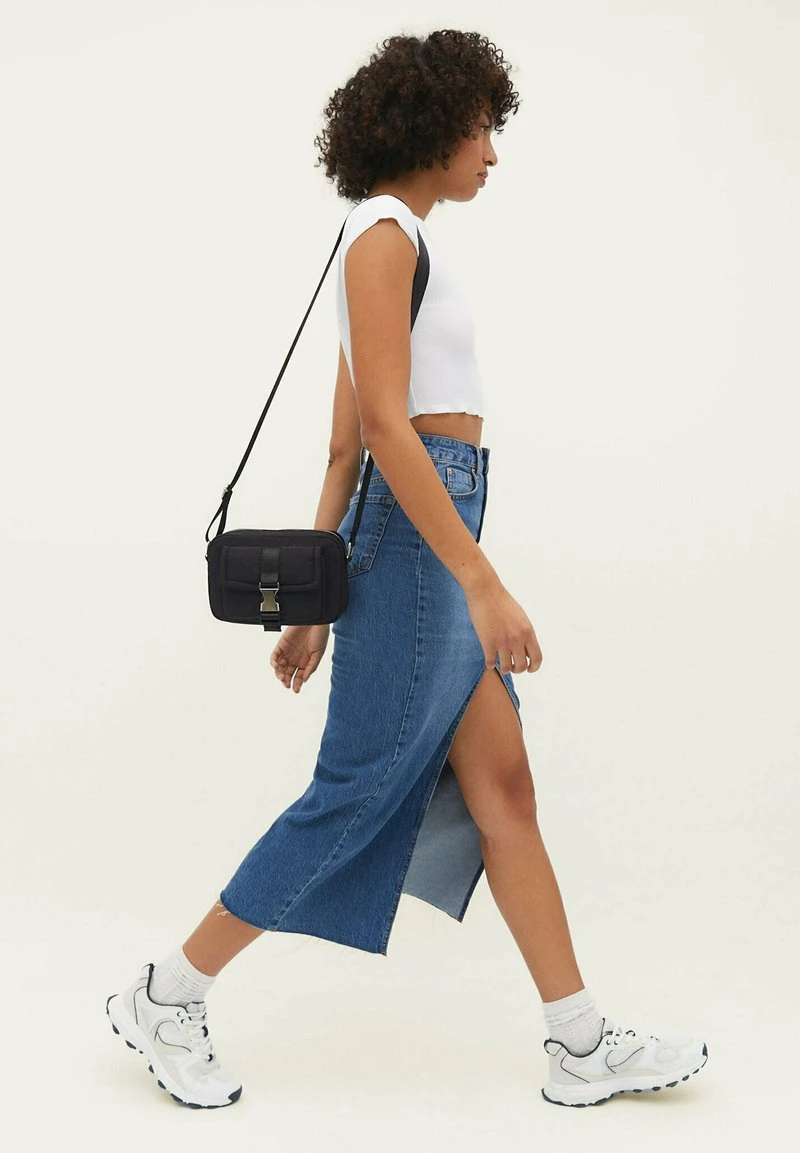 Stradivarius FABRIC WITH BUCKLE - Umhängetasche - Black 1 Stradivarius FABRIC WITH BUCKLE - Umhängetasche - Black