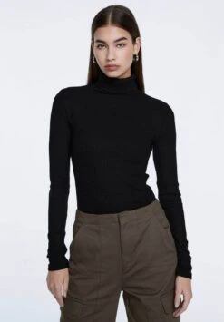 Stradivarius MIT ROLLKRAGEN - Strickpullover - Black