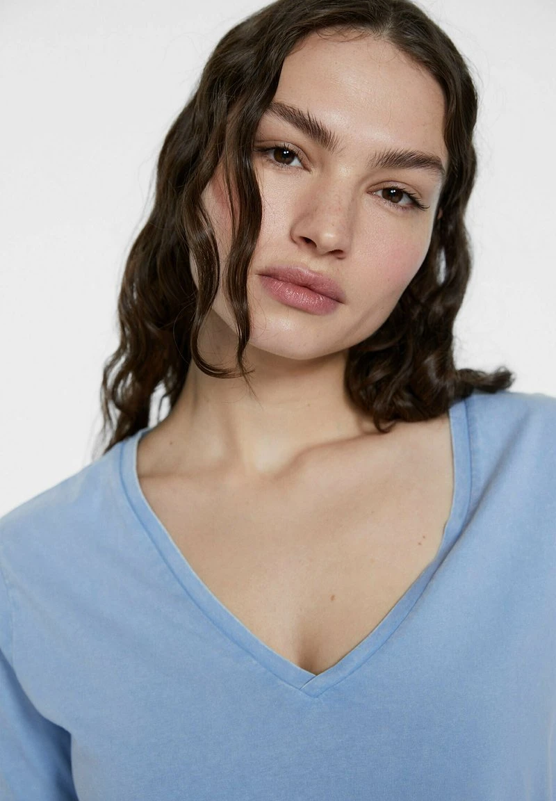 Stradivarius ACID WASH V-NECK - T-Shirt Basic - Blue 4 Stradivarius ACID WASH V-NECK - T-Shirt Basic - Blue – Bild 4