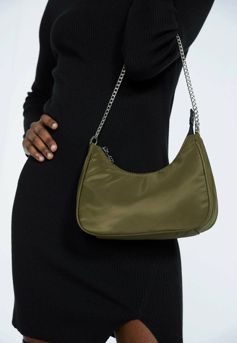 Stradivarius MIT KETTE - Umhängetasche - Khaki 2 Stradivarius MIT KETTE - Umhängetasche - Khaki – Bild 2