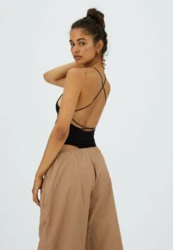 Stradivarius MIT MODISCHEM RÜCKEN - Top - Black 8 Stradivarius MIT MODISCHEM RÜCKEN - Top - Black -Stradivarius Deutschland Verkaufs-Shop 511463cb9ad3490b8043455caa97b88b