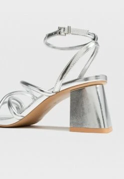 Stradivarius Riemensandalette - Silver Coloured 10 Stradivarius Riemensandalette - Silver Coloured -Stradivarius Deutschland Verkaufs-Shop 5119b842a94144f58f645335c297081c