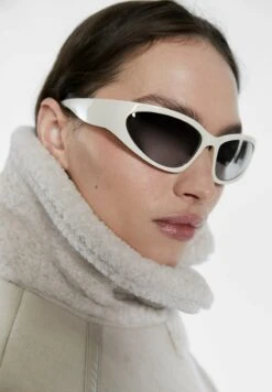 Stradivarius RESIN WRAPAROUND - Sonnenbrille - Off White