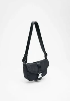 Stradivarius TECHNICAL MINI - Umhängetasche - Black 11 Stradivarius TECHNICAL MINI - Umhängetasche - Black -Stradivarius Deutschland Verkaufs-Shop 56c5793300ae44f5bffd6c2501640c1f