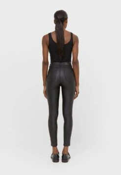 Stradivarius MIT SUPERHOHEM BUND - Stoffhose - Black 8 Stradivarius MIT SUPERHOHEM BUND - Stoffhose - Black -Stradivarius Deutschland Verkaufs-Shop 593389d615cf44e4821474b848a3454c