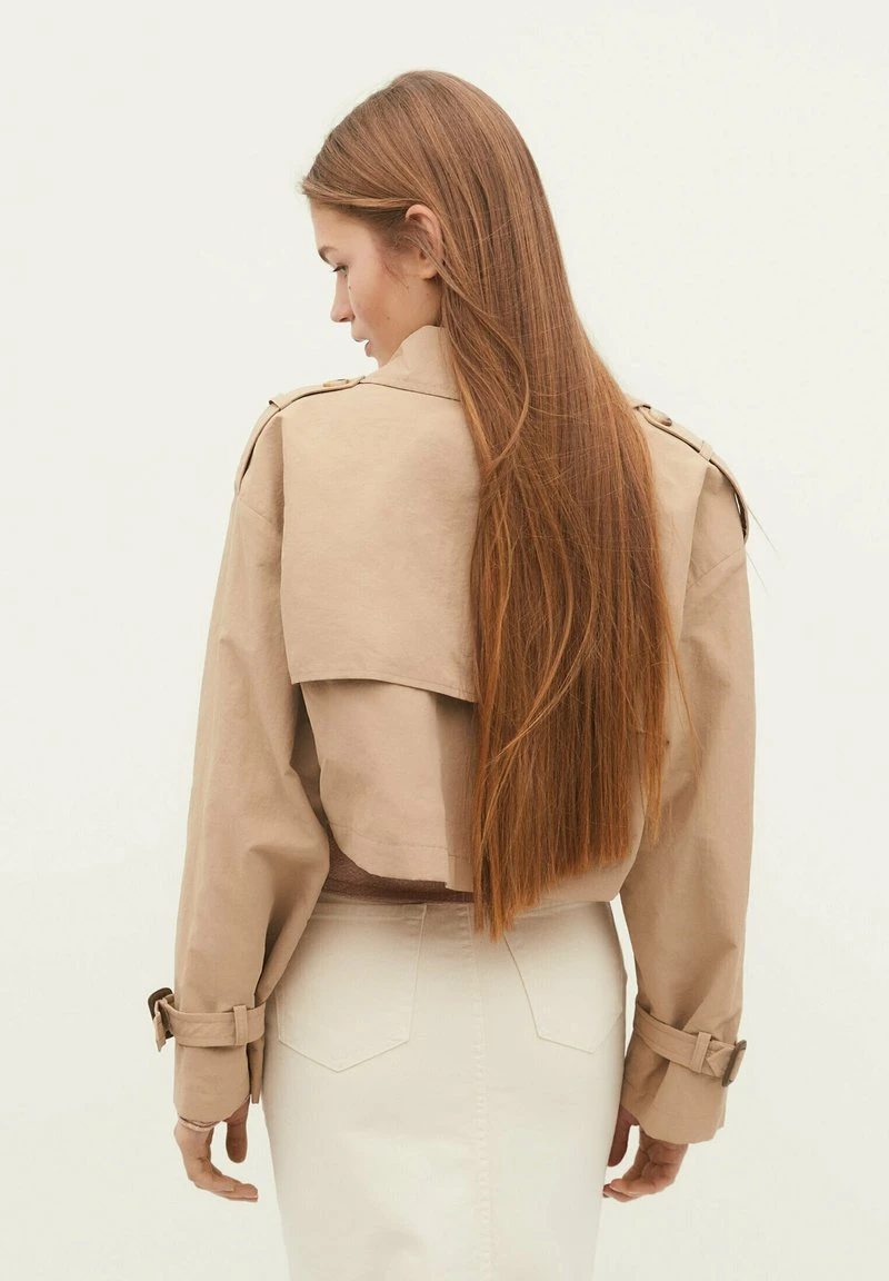 Stradivarius SHORT WITH CREASED EFFECT - Leichte Jacke - Stone 2 Stradivarius SHORT WITH CREASED EFFECT - Leichte Jacke - Stone – Bild 2