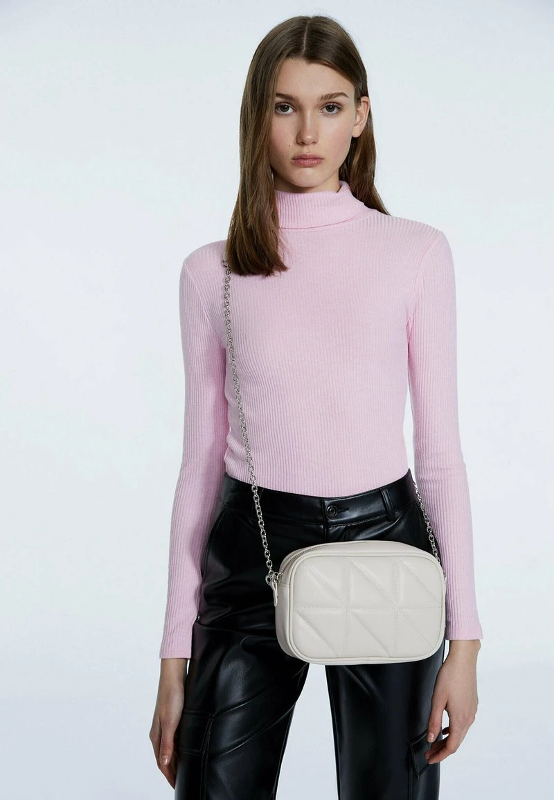 Stradivarius GESTEPPTE MIT KETTE - Umhängetasche - Off White 1 Stradivarius GESTEPPTE MIT KETTE - Umhängetasche - Off White